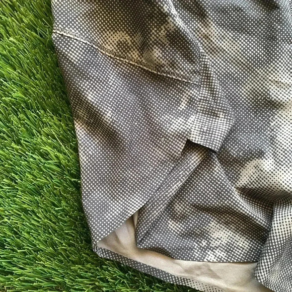 Athleta Run with It Printed 3.5" Shorts Nebula Black Size XL - Picture 4 of 8